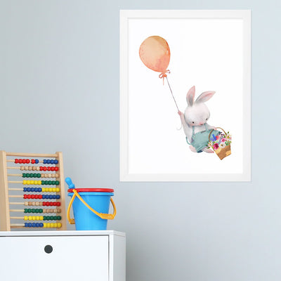 Plakat dla dzieci króliczek z bukietem kwiatów w koszyku i pomarańczowym balonem w białej ramce