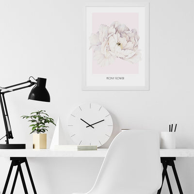 Plakat do biura kwiat piwonii w białej ramie zawieszony nad biurkiem#kolor_rozowy