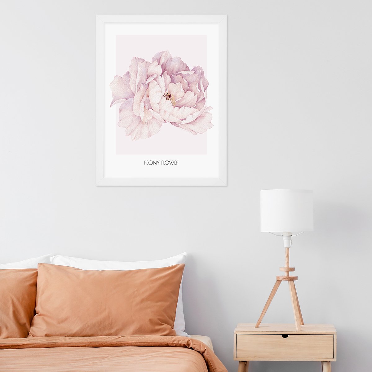 Plakat akwarelowy kwiat piwonia z biała ramką powieszony w sypialni na ścianie za łóżkiem#kolor_rozowy-mix