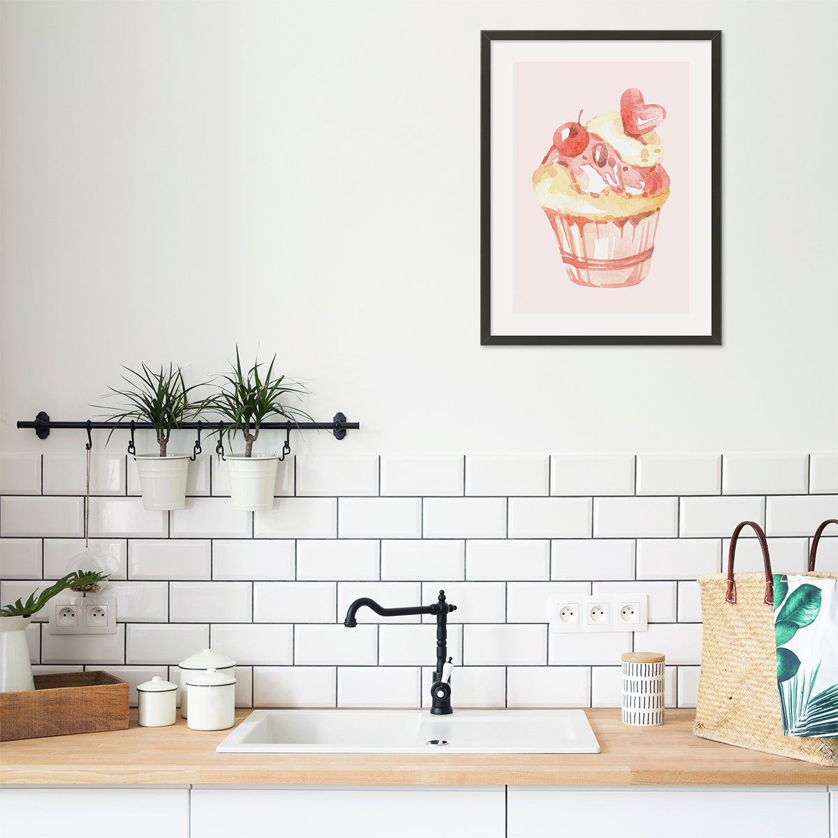 Plakat do kuchni pastelowe muffinki na różowym tle w czarnej ramce