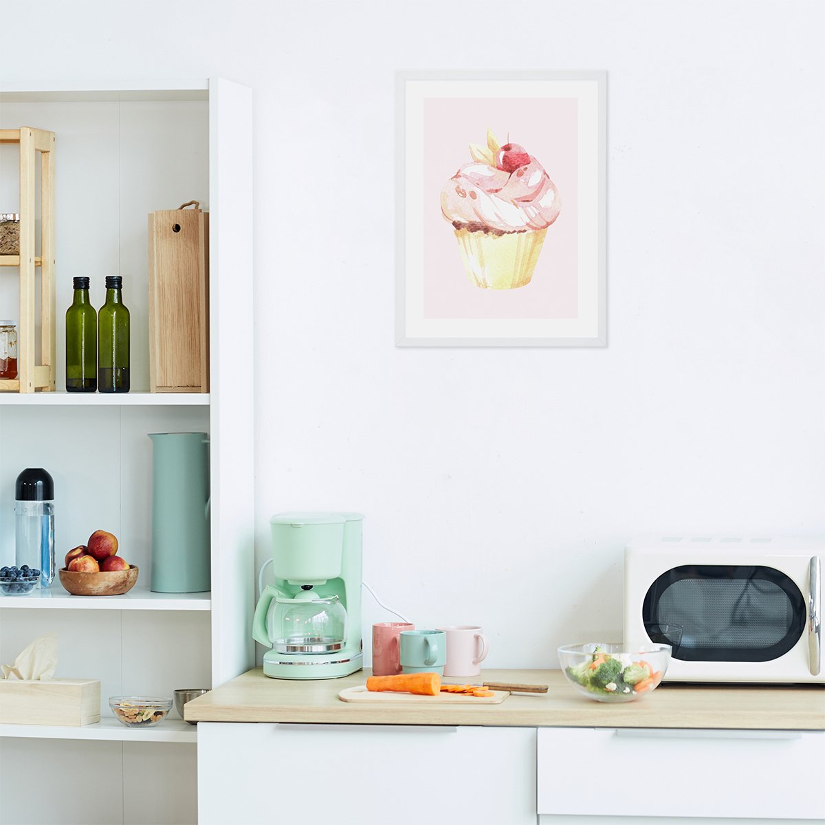 Pastelowy plakat na ścianę do kuchni muffinka z kremem i wisienką w białej ramce
