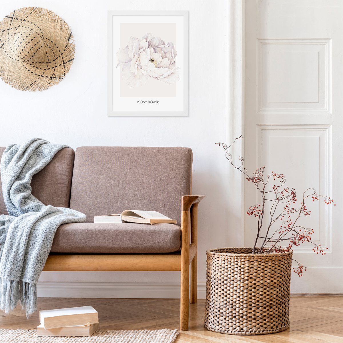 Plakat na ścianę vintage z piwonia w białej ramie zawieszony nad kanapą#kolor_brzoskwiniowy