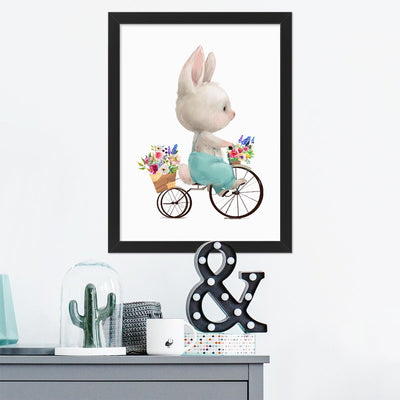 Plakat na ściany do pokoju dziecięcego z królikiem jadącym na rowerze z czarna ramką w zestawie