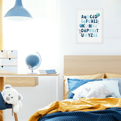 Plakat alfabet oprawiony w białą ramkę w pokoju dziecięcym zawieszony nad łóżkiem pierwszoklasisty - pomysł na dekorację pokoju dziecięcego#kolor_kolorowy