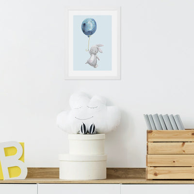 Plakat dla dzieci w białej ramce z królikiem trzymający niebieski balon - pomysł na aranżację pustych ścian pokoju dziecięcego#kolor_niebieski