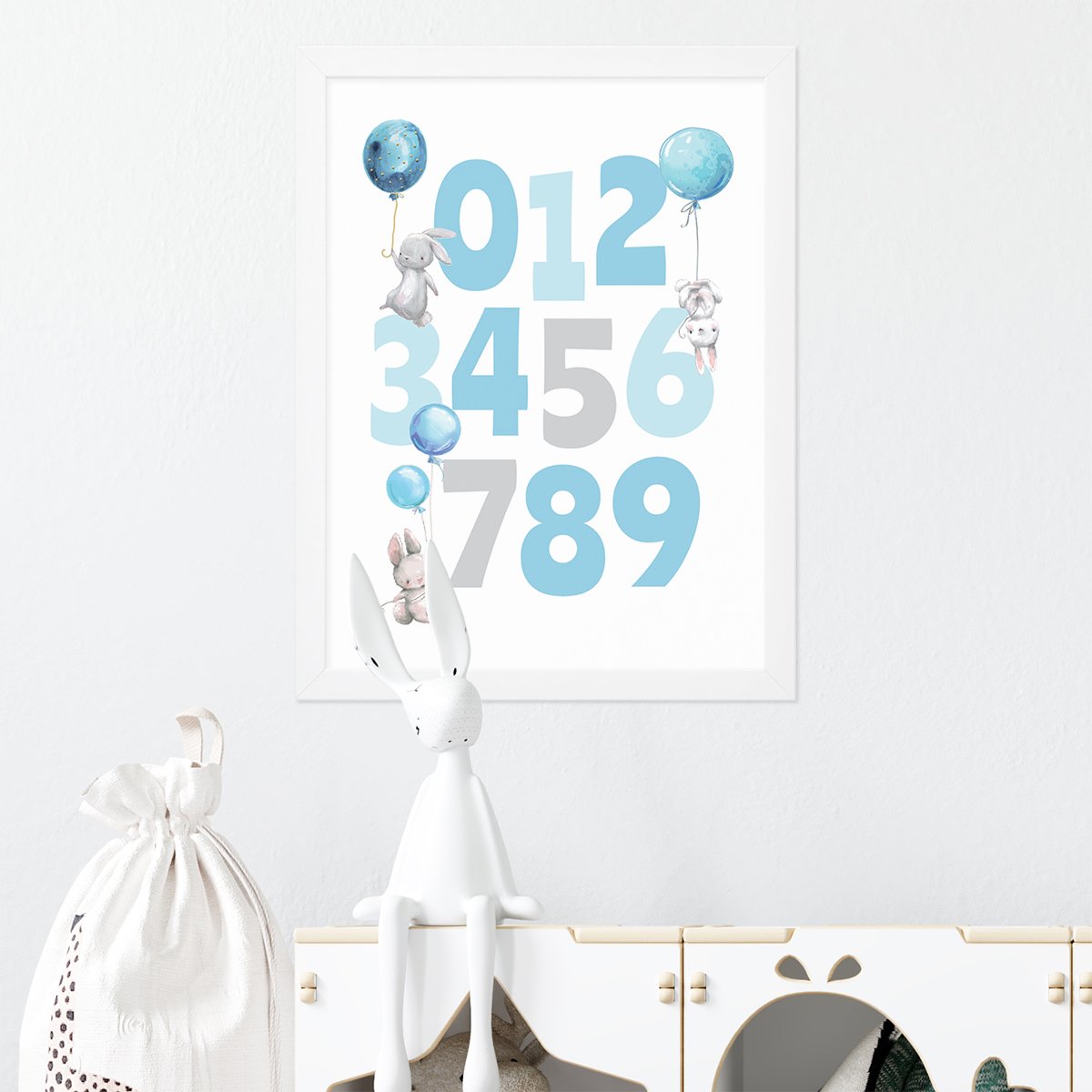 Plakat z niebieskimi liczbami w białej ramie w pokoju pierwszoklasisty - inspiracja aranżacji pokoju małego dziecka  #kolor_niebieski