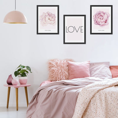 Plakaty z roślinami w czarnych ramkach powieszone nad łóżkiem w sypialni#kolor_rozowy-mix