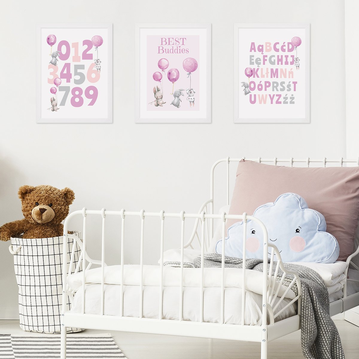 Plakaty alfabet, cyfry królik i różowy balon w pokoju dziewczynki#kolor_rozowy