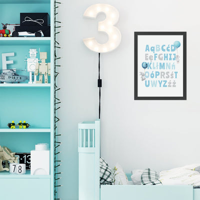 Plakaty edukacyjne dla chłopców z alfabetem zawieszone nad łóżkiem przedszkolaka - pomysł na dekorację ścian pokoju małego chłopca#kolor_niebieski