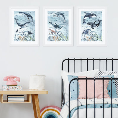Plakaty dla dzieci ocean i zwierzęta morskie walenie, wieloryby i delfiny w białych ramkach powieszone nad łóżkiem w pokoju dziecięcym