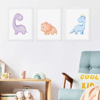 Plakaty dla małych dzieci z kolorowymi i uśmiechniętymi dinozaurami w białych ramkach