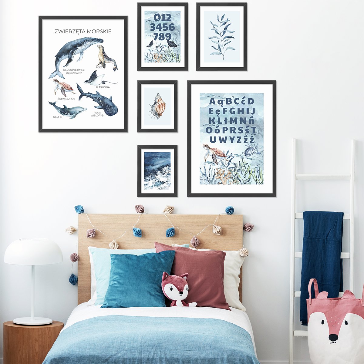 Galeria ścienna dla dzieci w morskim stylu - plakaty z alfabetem, cyframi i zwierzętami morskimi w czarnych ramkach powieszone nad dziecięcym łóżkiem#ramka_czarna
