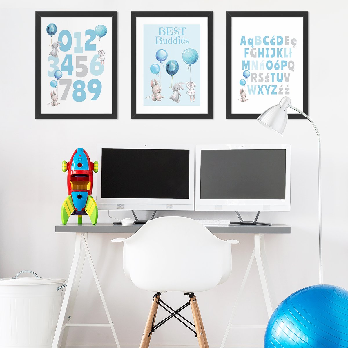 Plakaty dla dzieci cyfry, alfabet i króliki z balonami w pokoju chłopca zawieszone nad biurkiem#kolor_niebieski