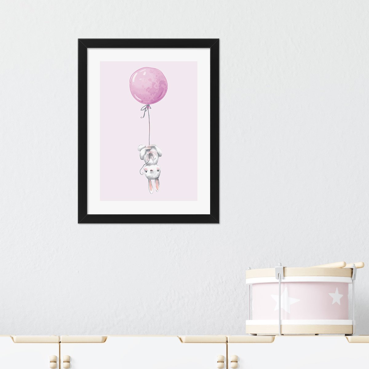 Plakaty dla dzieci z króliczkiem trzymającym sznurek z balonem na różowym tle - zestaw z czarna ramką#kolor_rozowy