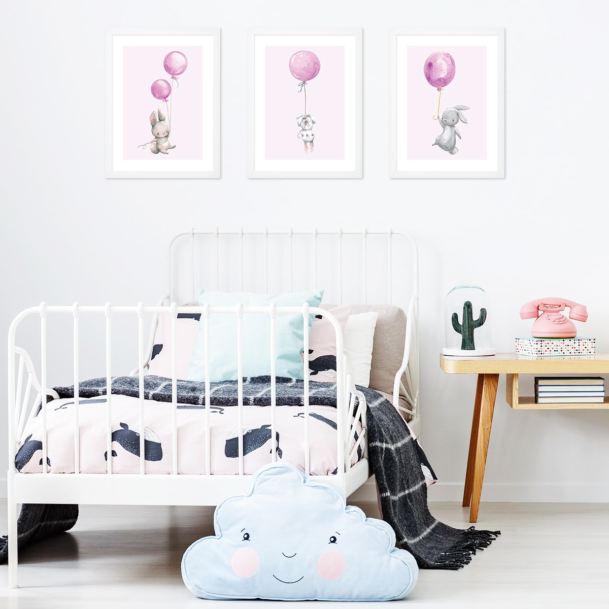 Plakaty dla dziewczynek z króliczkami i różowymi balonikami zawieszone nad łóżkiem w pokoju dziecięcym#kolor_rozowy
