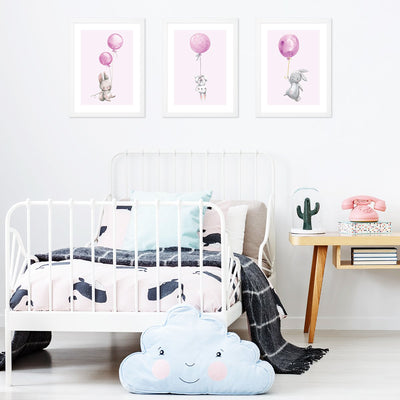 Trzy plakaty 30x40 cm dla dziewczynek z królikami i różowymi balonami zawieszone nad łóżkiem w pokoju dziecięcym - pomysł na dekorację ścian pokoju dziewczynki #kolor_rozowy