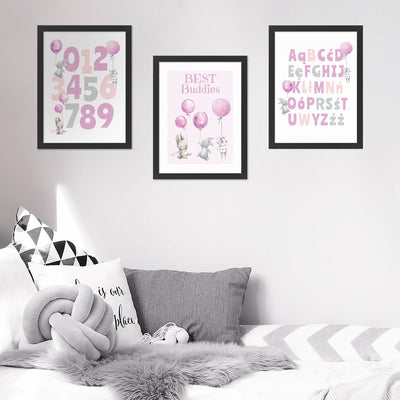 Trzy plakaty dla dziewczynki z alfabetem, cyframi i królikami w czarnych ramkach zawieszone nad łóżkiem w pokoju dziecięcym#kolor_rozowy