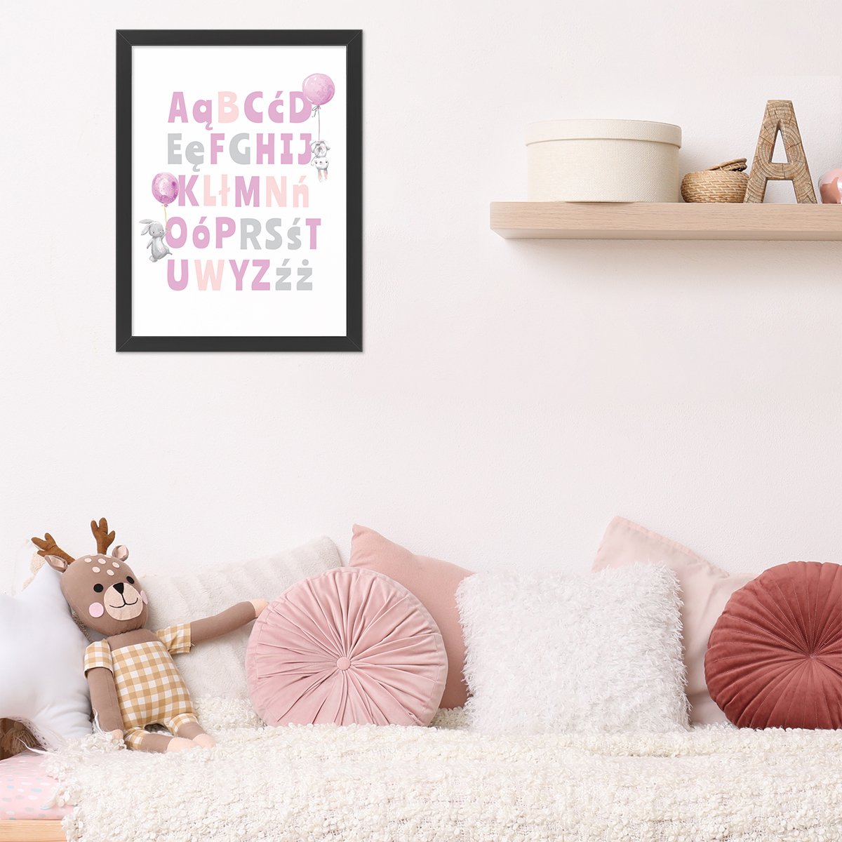 Plakaty dla dziewczynki z różowym alfabetem i króliczkami - pomysł na aranżacje ścian pokoju dziewczynki#kolor_rozowy