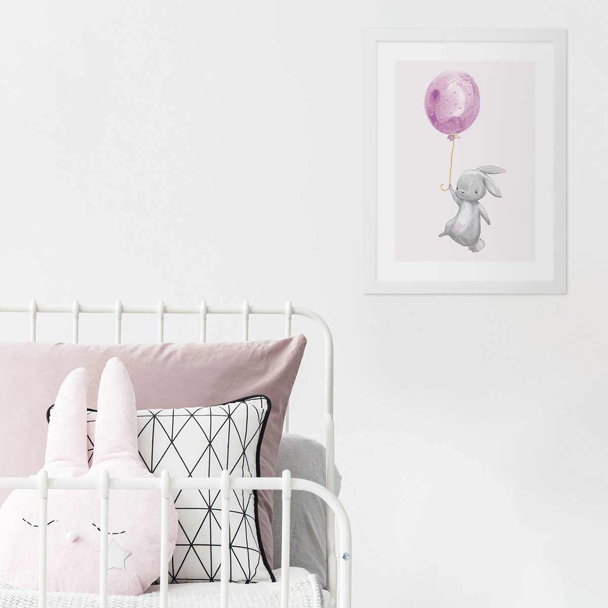 Plakaty dla dziewczynki z królikiem trzymającym różowy balon oprawiony w biała ramkę zawieszony przy łóżeczku w pokoju dziecięcym - pomysł na dekorację ścian w pokoju dziecięcym#kolor_rozowy