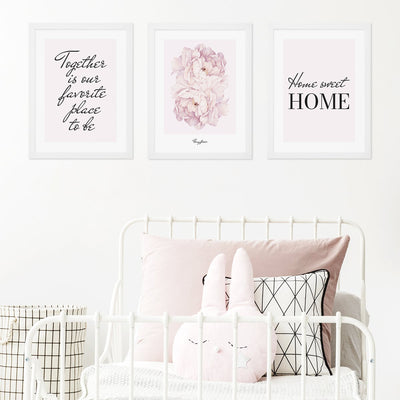 Plakaty dla dziewczynki z napisami oprawione w białe ramki powieszone nad łóżkiem#kolor_rozowy-mix