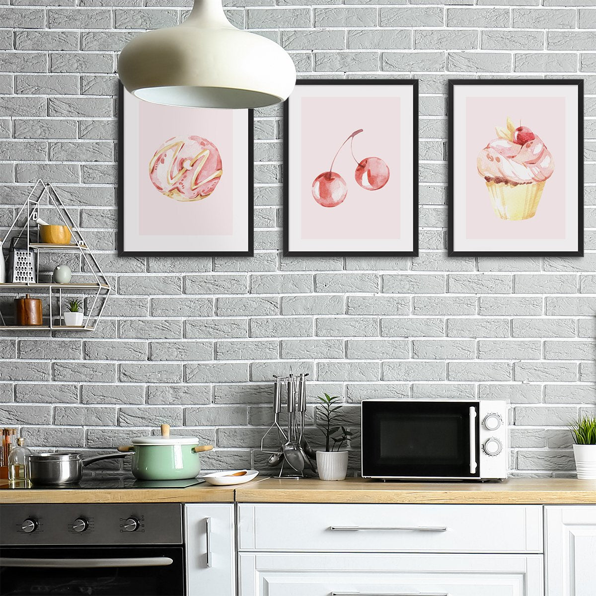 Różowe plakaty do kuchni z muffinką, donutem i wisienkami w czarnych z czarnymi ramkami