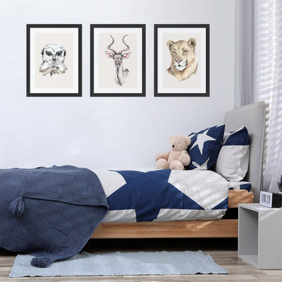 Plakaty do pokoju chłopca zwierzęta Afryki surykatka, lwica i antylopa w czarnych ramkach powieszone na ścianie nad łóżkiem