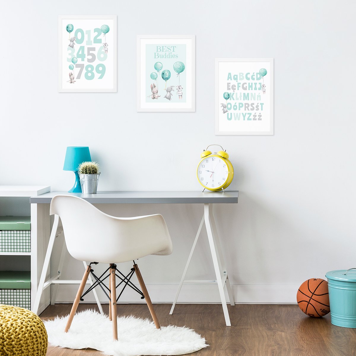Plakaty na ścianę do pokoju chłopca z alfabetem, cyframi i królikami w białych ramkach zawieszone nad biurkiem - pomysł na dekorację ścian pokoju przedszkolaka#kolor_mietowy