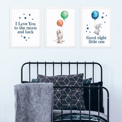Trzy plakaty do pokoju dziecięcego z królikami z kolorowymi balonami i napisami w białych ramkach powieszone nad dziecięcym łóżkiem#kolor_kolorowy