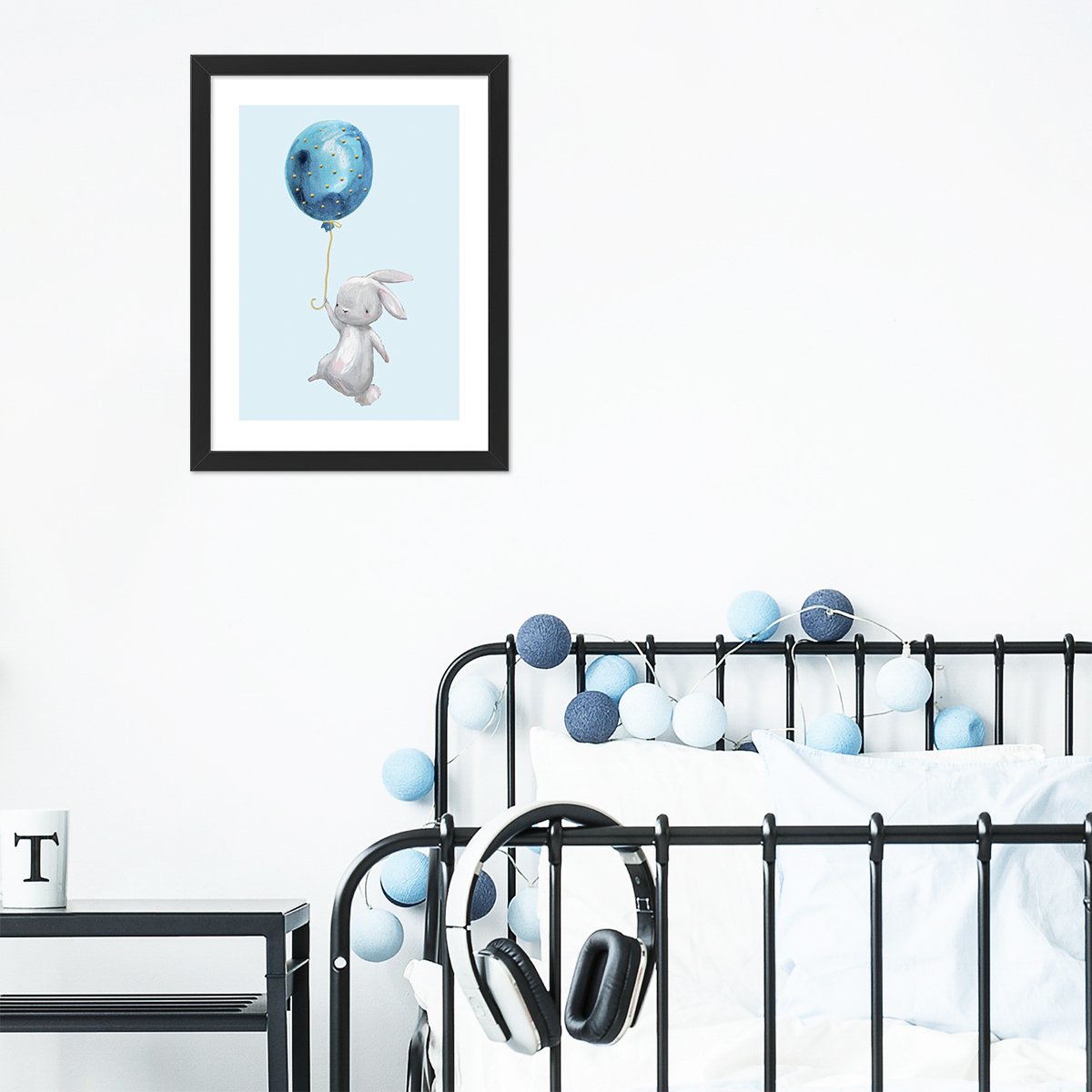 Plakat do pokoju dziecięcego z królikiem trzymający w ręce balon ze sznurkiem oprawiony w czarna ramkę zawieszony nad dziecięcym łóżkiem#kolor_niebieski