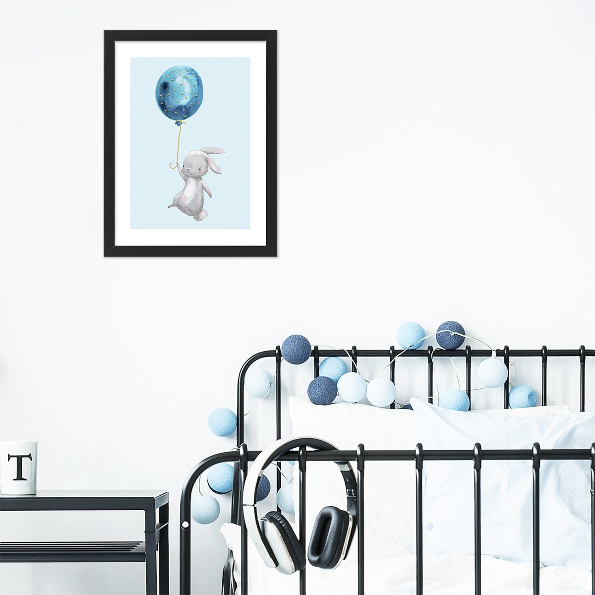 Plakat 40x40 cm z królikiem trzymającym w łapce niebieski balon oprawiony w czarną ramkę - dekoracja na ścianę do pokoju dziecięcego #kolor_niebieski
