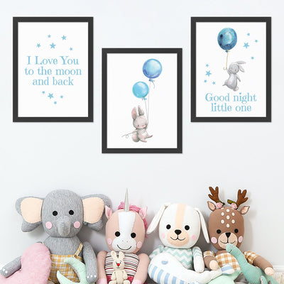 Plakaty z napisami i królikami lecącymi na niebieskich balonach w czarnych ramkach do pokoju małego dziecka#kolor_niebieski