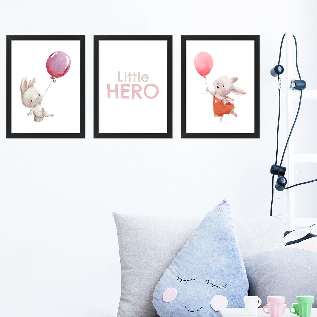 Plakaty do pokoju dziewczynki z królikami lecącymi na balonach i motywacyjnym napisem little hero w czarnych ramkach