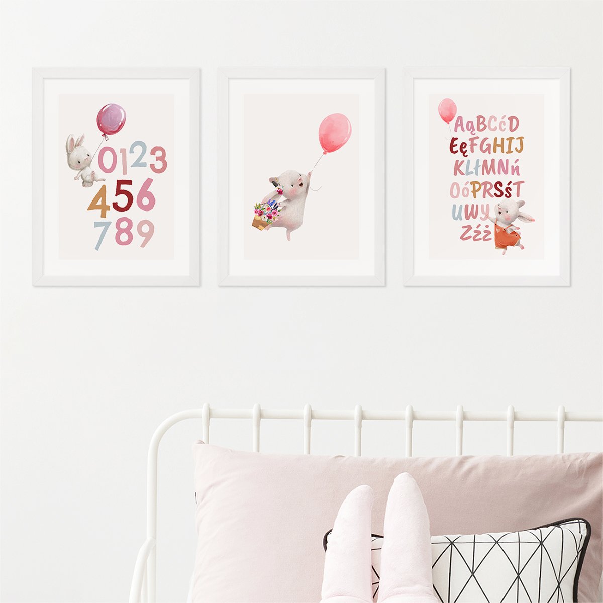 Plakaty do pokoju dziewczynki z cyframi, alfabetem i królikami w białych ramkach