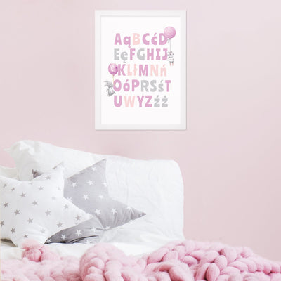 Plakaty do pokoju dziewczynki z różowym alfabetem zawieszone na ścianie nad łóżkiem - pomysł na dekorację ścian pokoju dziecięcego#kolor_rozowy