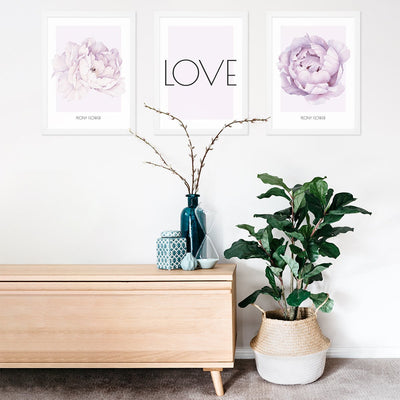 Plakaty do przedpokoju z fioletowymi kwiatami piwonii i napisem LOVE w białych ramkach#kolor_fioletowy