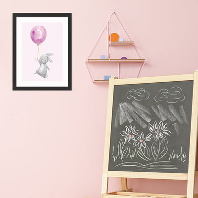 Plakaty z króliczkiem i balonem na różowym tle - inspiracja na urządzenie przedszkola#kolor_rozowy
