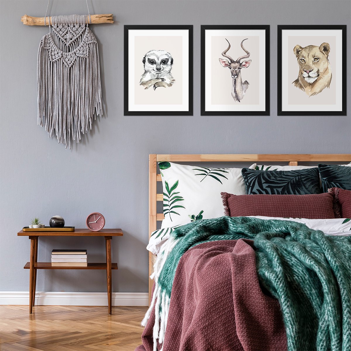 Plakaty do sypialni ze zwierzętami afrykańskimi surykatką, lwica i antylopą w czarnych ramkach