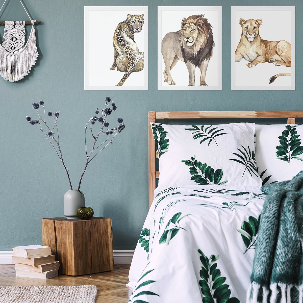 Plakaty do sypialni dzikie koty Afryki lampart, lew i lwica w białych ramkach powieszone nad łóżkiem
