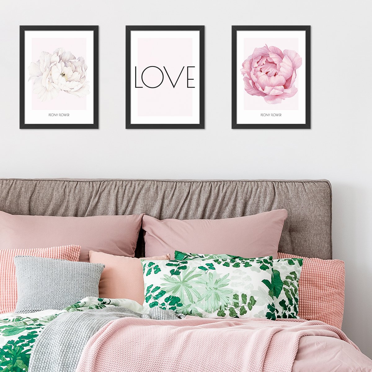 Plakaty do sypialni z kwiatami piwonii i napisem LOVE w czarnych ramkach powieszone nad wezgłowiem łóżka#kolor_rozowy