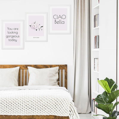 Plakaty do sypialni z napisami w białych ramkach powieszone nad łóżkiem#kolor_fioletowy