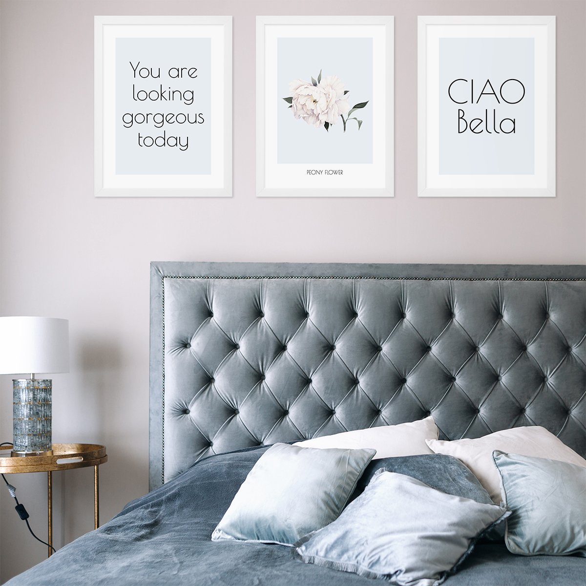 Plakaty z modnymi napisami w białych ramkach do sypialni glamour#kolor_niebieski