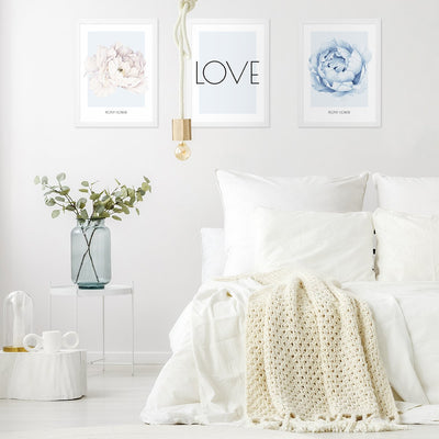 Plakaty do sypialni z kwiatami piwonii i napisem LOVE - zestaw trzech sztuk plakatów#kolor_niebieski
