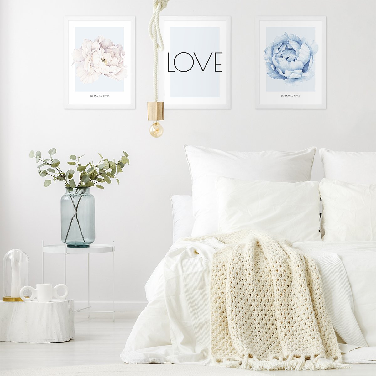Plakaty do sypialni z kwiatami piwonii i napisem love w białych ramkach powieszone nad łóżkiem - zestaw trzech plakatów z ramkami#kolor_niebieski