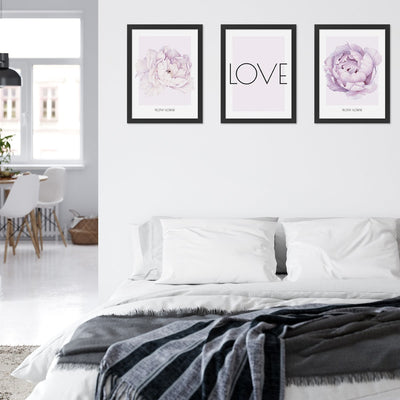 Plakaty kwiaty piwonie i napis love z czarnymi ramkami w sypialni#kolor_fioletowy