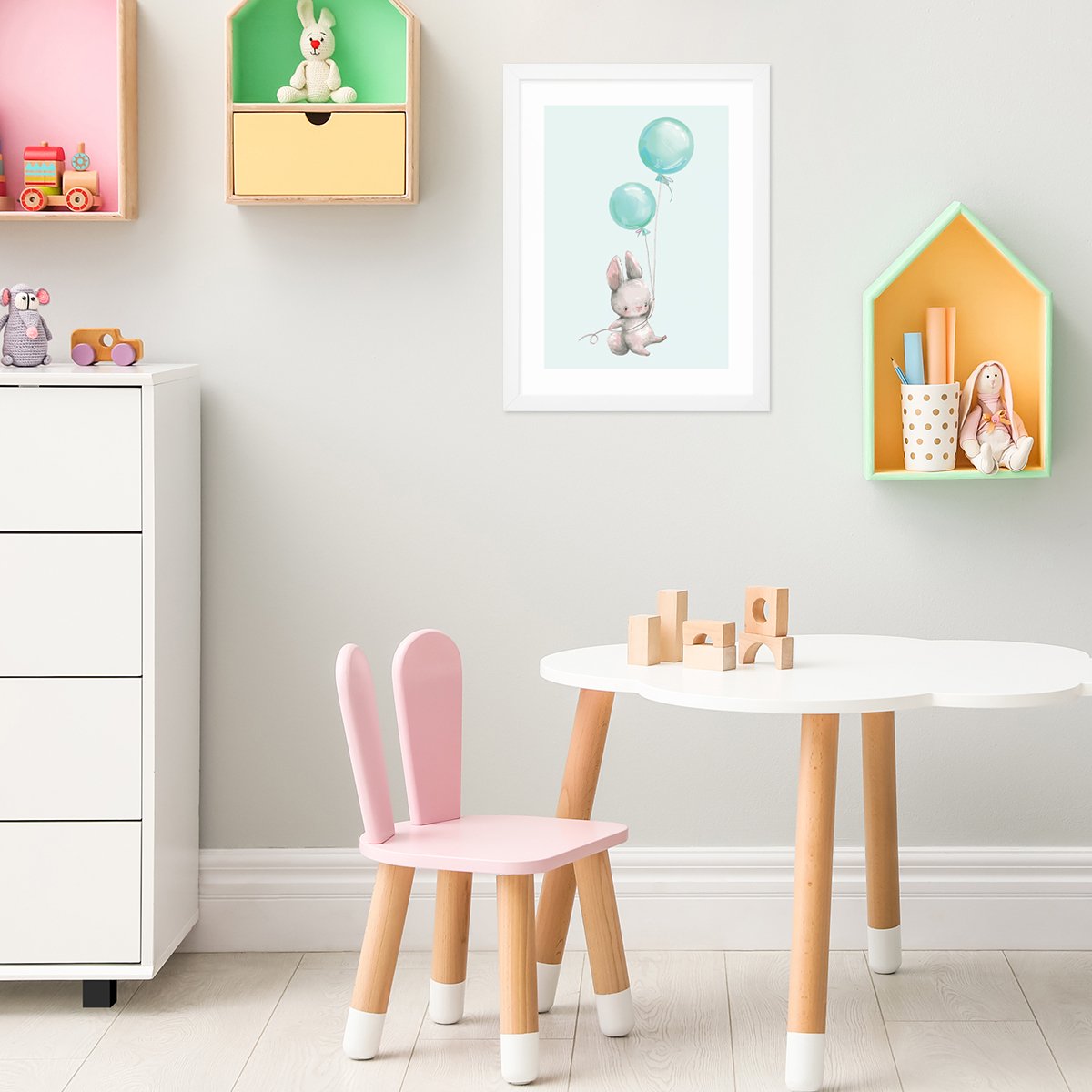 Plakaty na ścianę dla dziewczynki z króliczkiem i balonikami w pokoju dziecięcym#kolor_mietowy