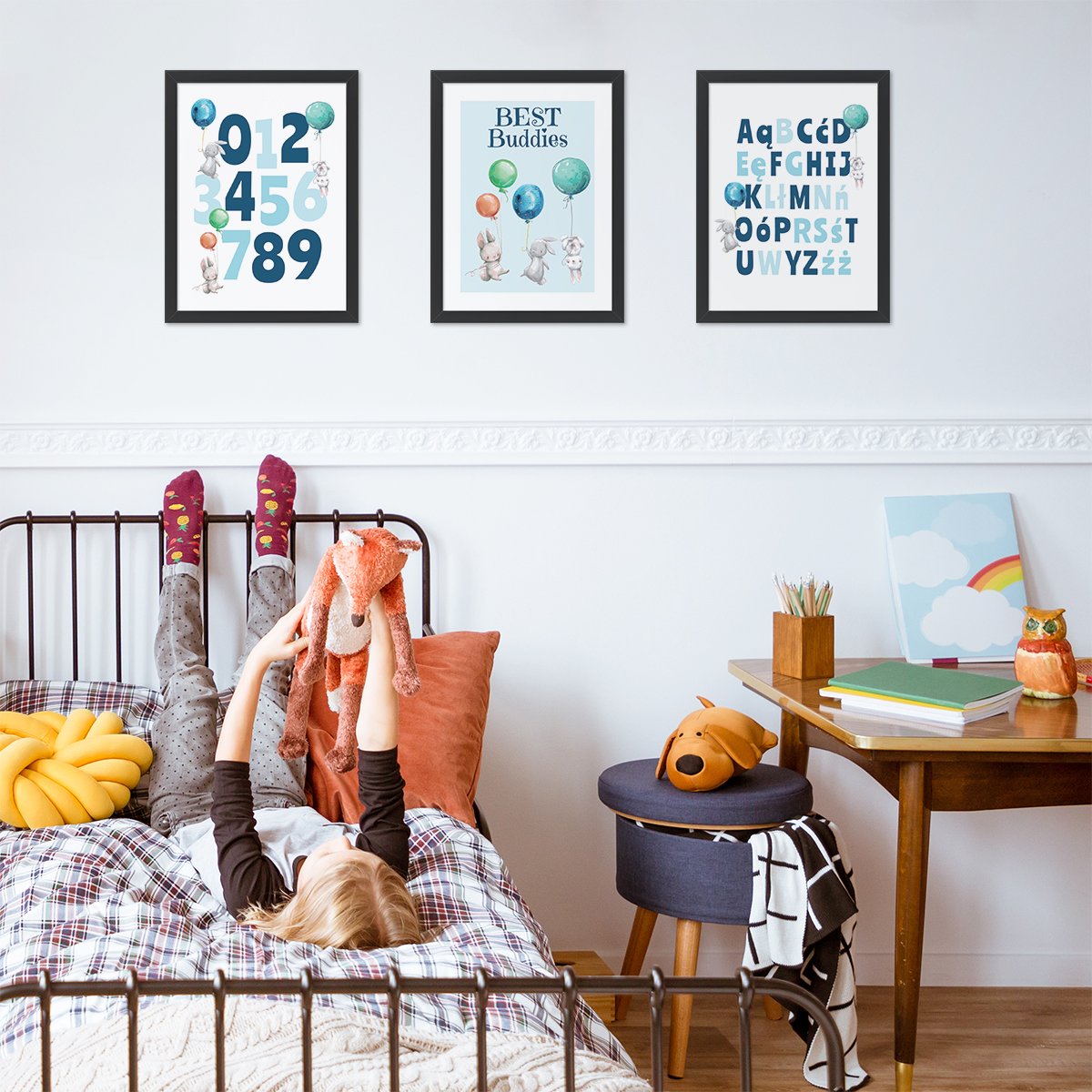Plakaty na ścianę z alfabetem, cyframi i królikami w pokoju dziecięcym zawieszone nad łóżkiem - zestawy z ramkami#kolor_kolorowy