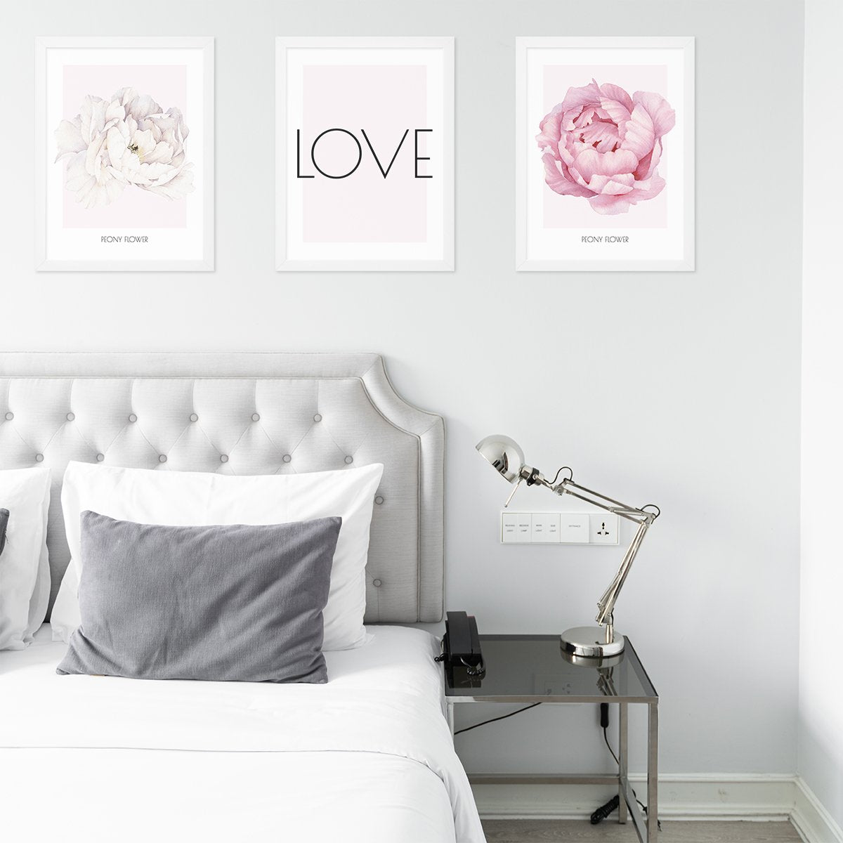 Plakaty na ściany kwiaty piwonie i napis LOVE oprawione w białe ramki powieszone nad łóżkiem w sypialni#kolor_rozowy