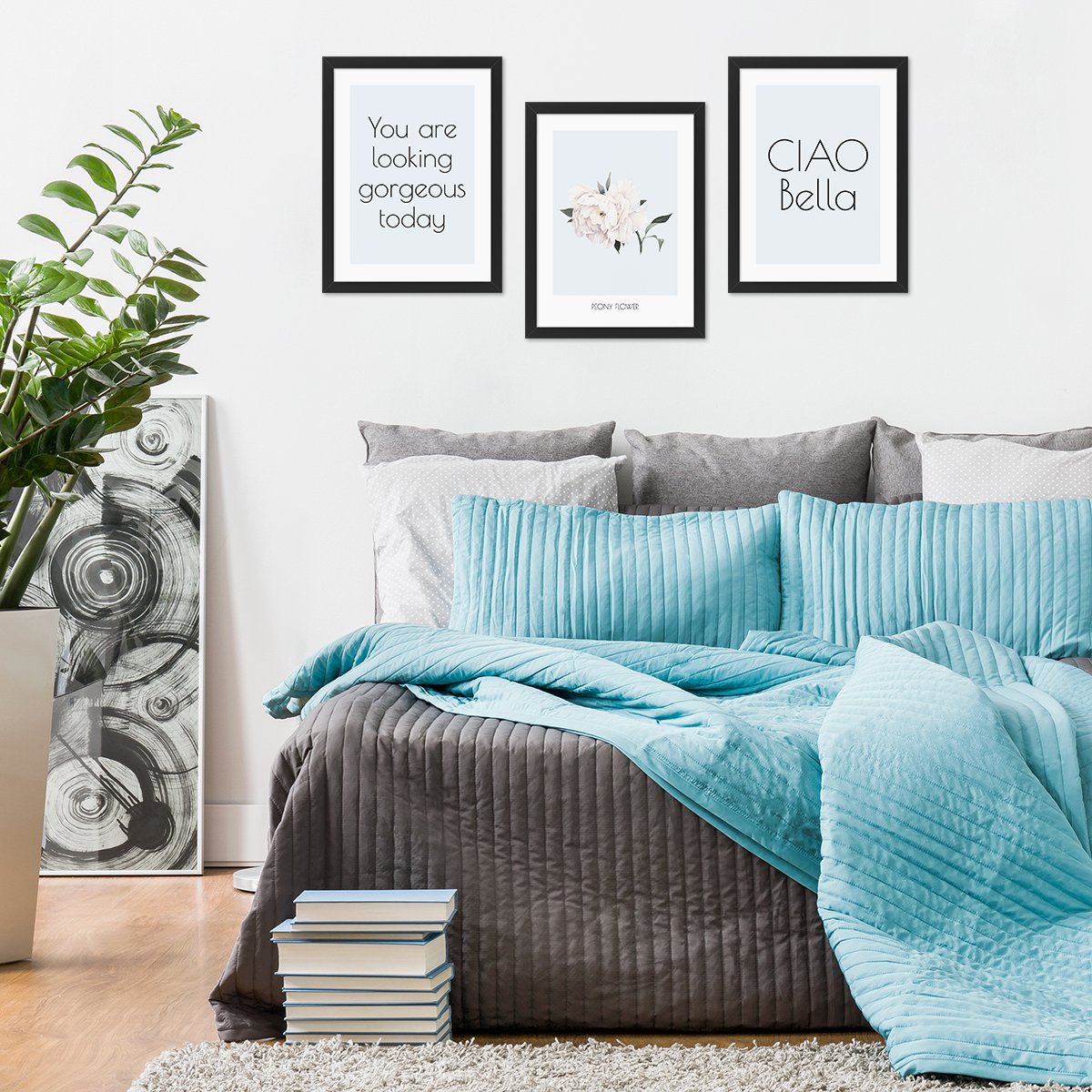 Plakaty do sypialni napisy i rośliny glamour oprawione w czarne ramki powieszone nad łóżkiem#kolor_niebieski