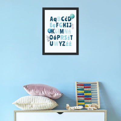 Plakaty skandynawskie dla dzieci z alfabetem w czarnej ramce powieszony w pokoju przedszkolaka#kolor_kolorowy