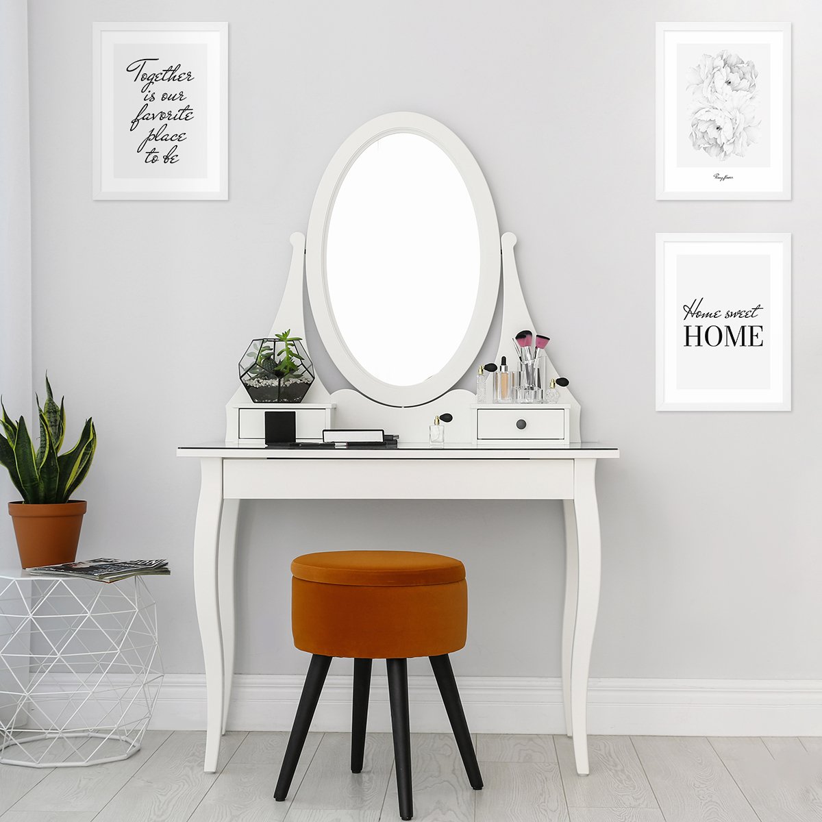 Plakaty z napisami w białych ramach - nowoczesna sypialnia#kolor_szary
